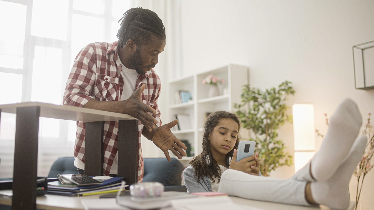 there are practical steps parents can take to help teenagers develop healthy technology habits. -1