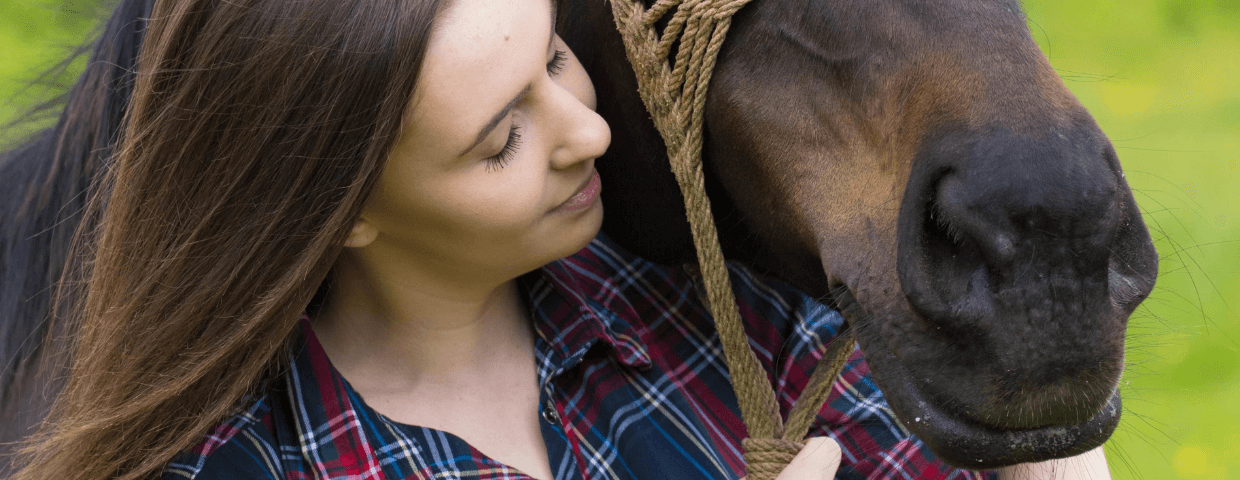 equine therapy helps teenage girl